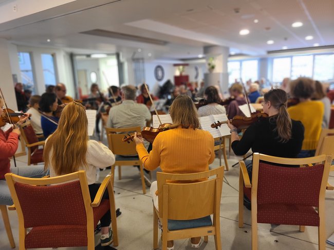 Streichkonzert in der Cafeteria.