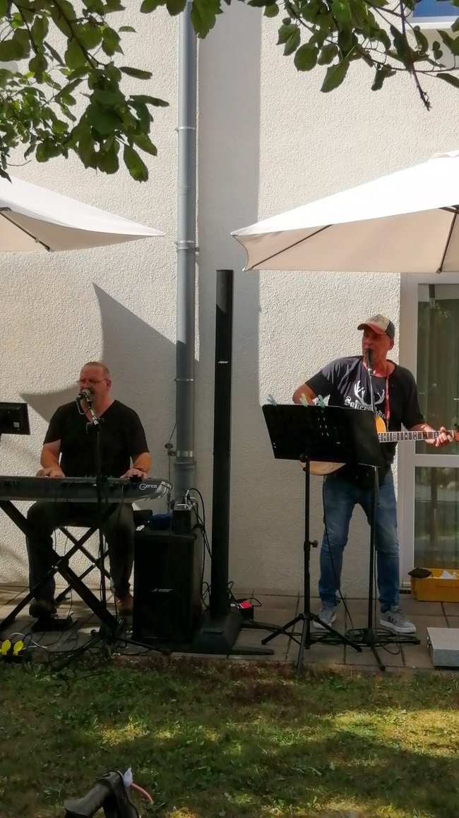 Tom und Frank der Band Just4Us spielen im Pflegeheim St. Antonius im Garten.