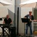 Tom und Frank der Band Just4Us spielen im Pflegeheim St. Antonius im Garten.