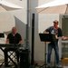 Tom und Frank der Band Just4Us spielen im Pflegeheim St. Antonius im Garten.