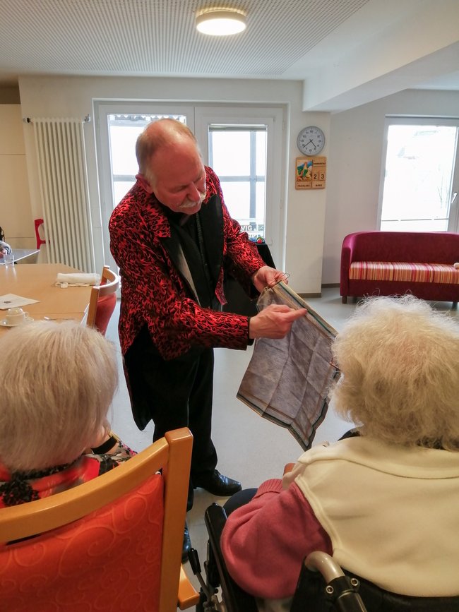 Der Tuchtrick faszinierte die Senior*innen.