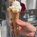 Das Eis im Hörnchen von der Soester Kuhbar wird in die Kamera gehalten. 