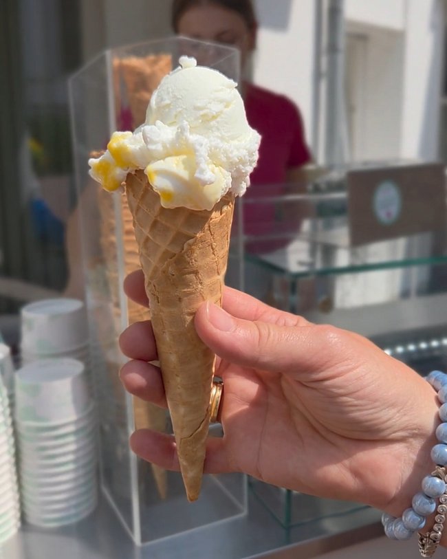Das Eis im Hörnchen von der Soester Kuhbar wird in die Kamera gehalten. 