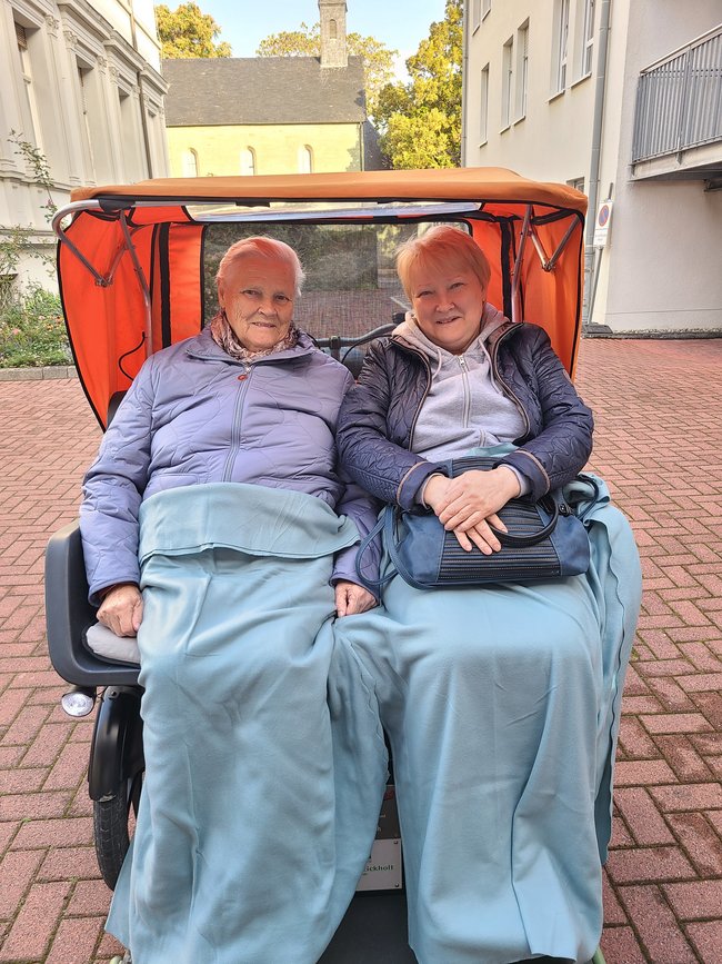 Olga Zirnova (rechts) unternahm mit ihrer Mutter gemeinsam eine Rikscha-Fahrt.