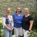 Wohnbereichsleitung Mareike Schröer (links) freut sich mit Nadine Scharping (rechts) und Sonja Vollmer über das 5-jährige Dienstjubiläum.