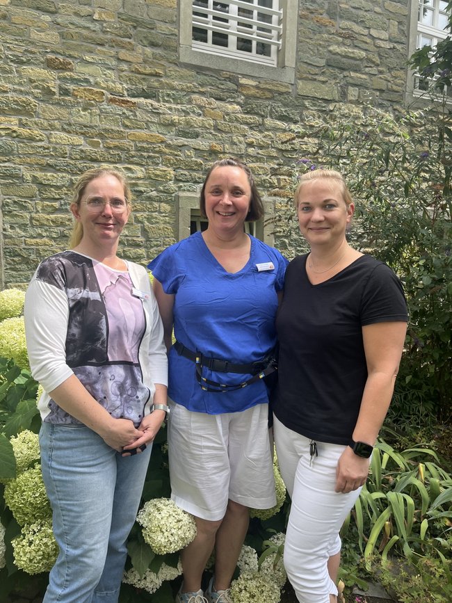 Wohnbereichsleitung Mareike Schröer (links) freut sich mit Nadine Scharping (rechts) und Sonja Vollmer über das 5-jährige Dienstjubiläum.