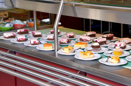 Blick auf die Kuchenauswahl in der Cafeteria.