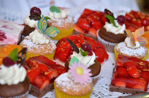 Aufwändig dekorierte Kuchen.